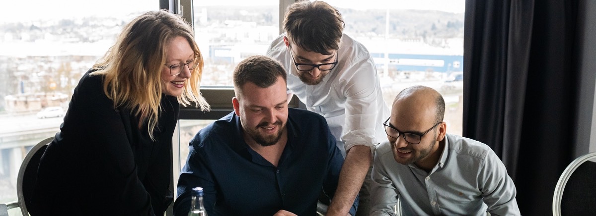 Das GSMB-Team bespricht ein Projekt am Laptop